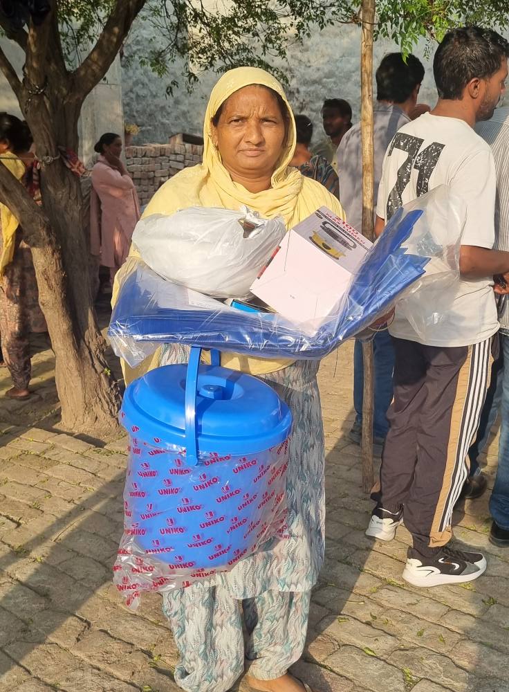 Family Receiving Aid in Amritsar 3